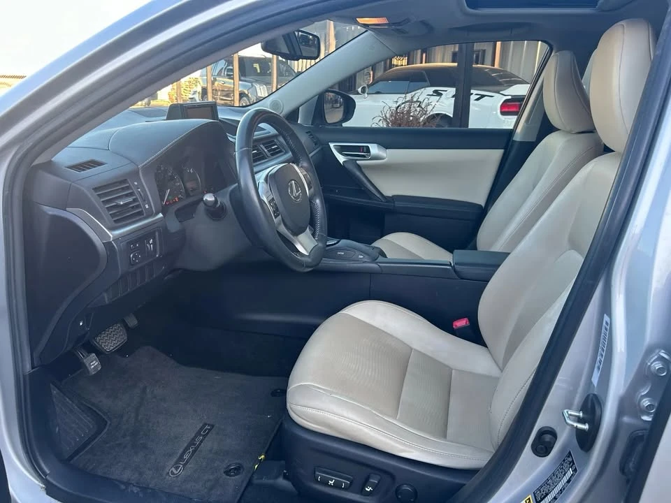 2011 Lexus CT - Image 15 of 17