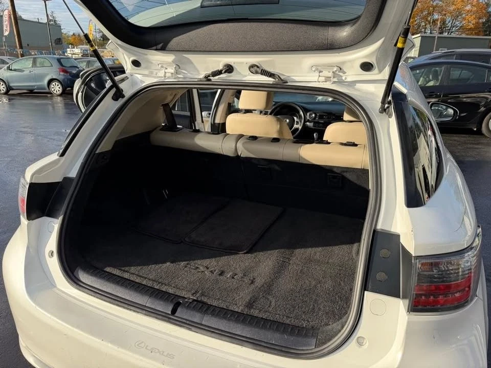 2011 Lexus CT - Image 16 of 20