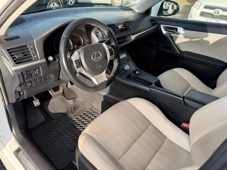 2011 Lexus CT - Image 10 of 20