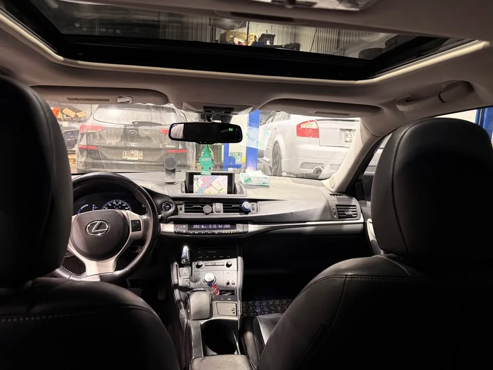 2011 Lexus CT - Image 8 of 8