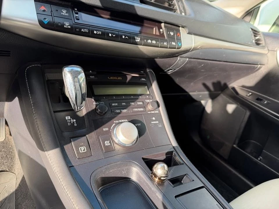 2011 Lexus CT - Image 12 of 20