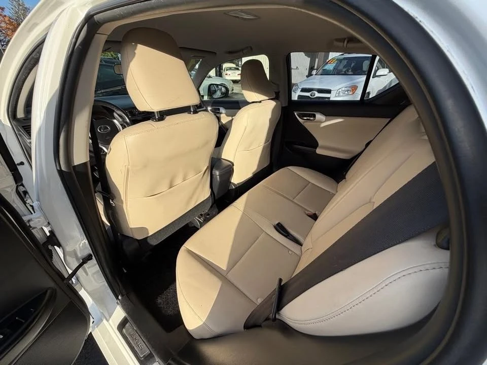 2011 Lexus CT - Image 18 of 20