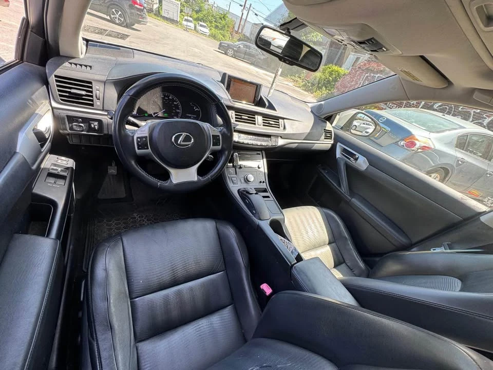 2011 Lexus CT - Image 8 of 8