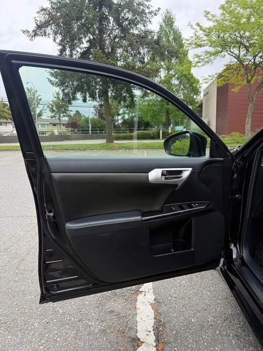 2011 Lexus CT - Image 10 of 17
