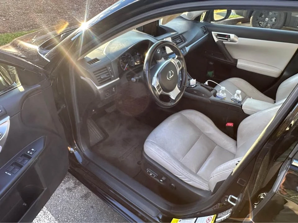 2011 Lexus CT - Image 2 of 9