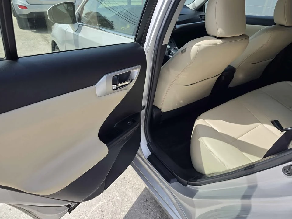 2011 Lexus CT - Image 11 of 20
