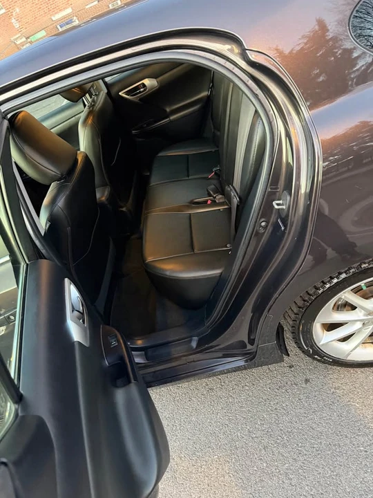 2011 Lexus CT - Image 10 of 16