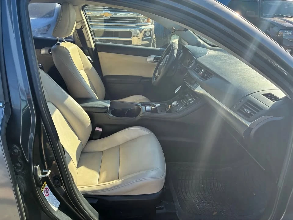 2011 Lexus CT - Image 11 of 18