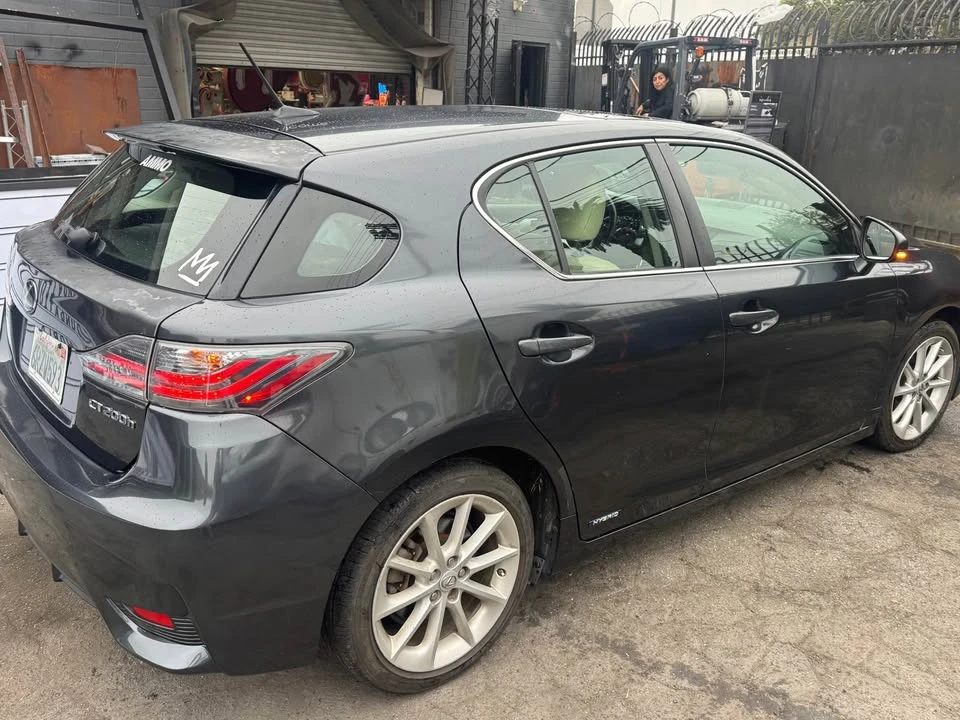2011 Lexus CT - Image 3 of 10