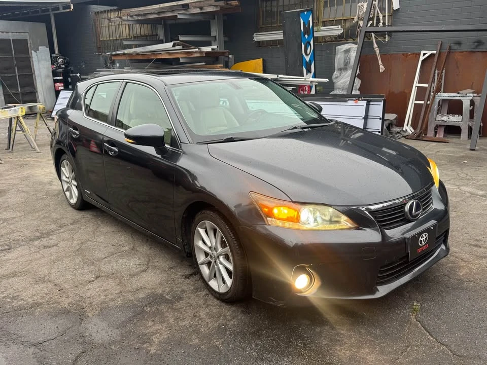 2011 Lexus CT - Image 2 of 10