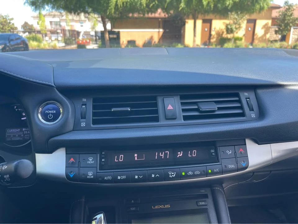 2011 Lexus CT - Image 17 of 20