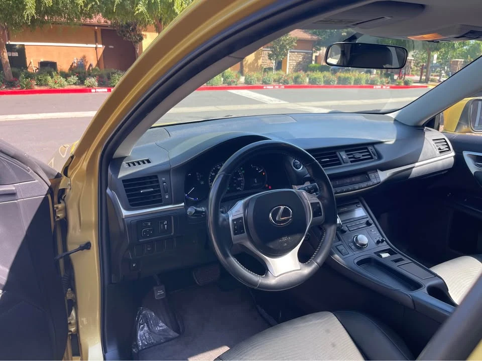 2011 Lexus CT - Image 18 of 20