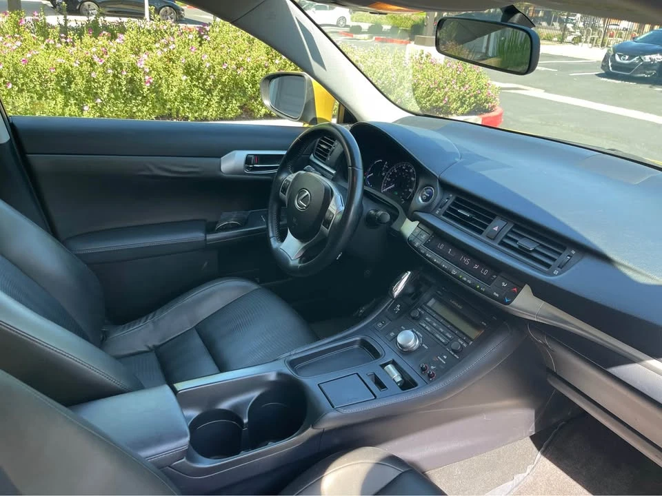 2011 Lexus CT - Image 11 of 20