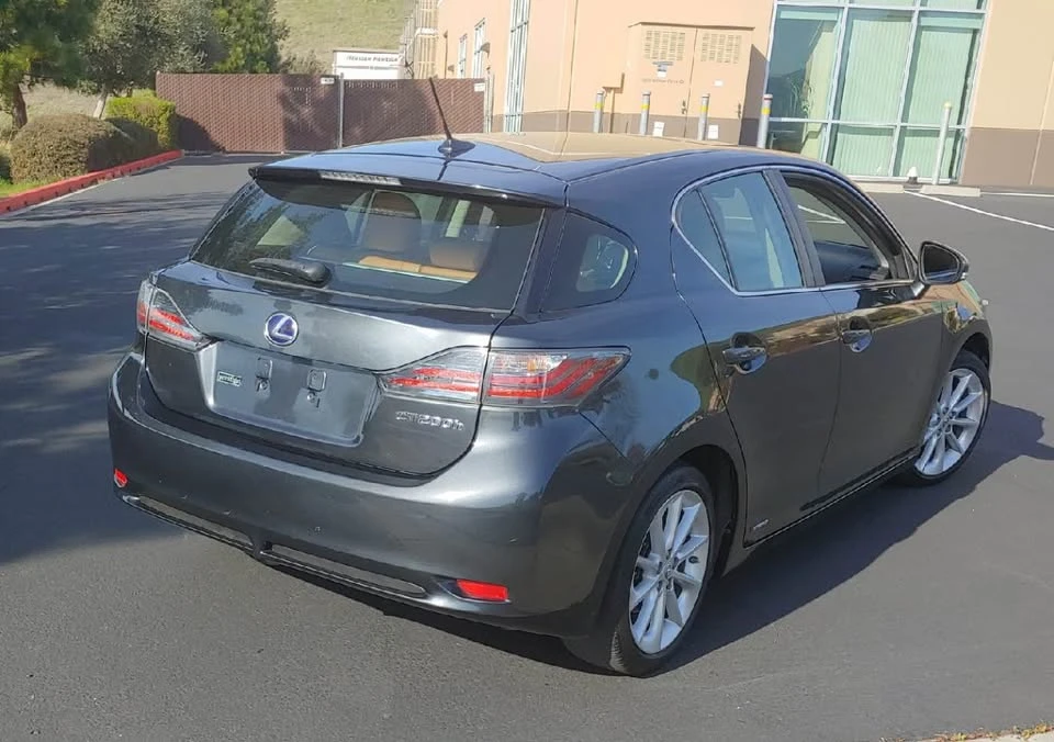 2011 Lexus CT - Image 2 of 6