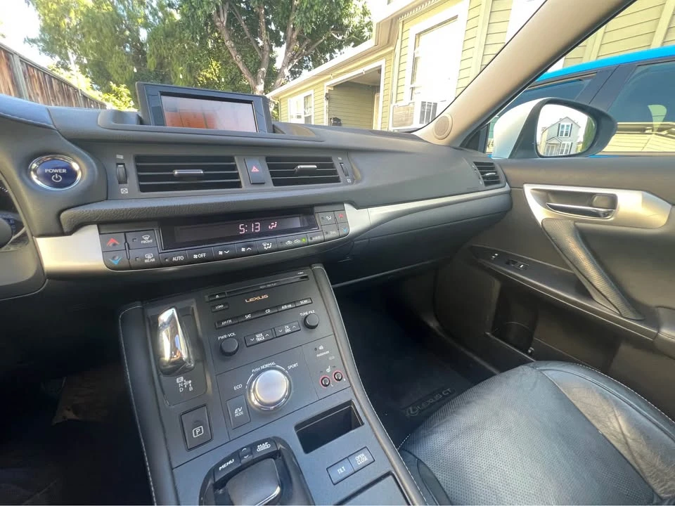 2011 Lexus CT - Image 9 of 10