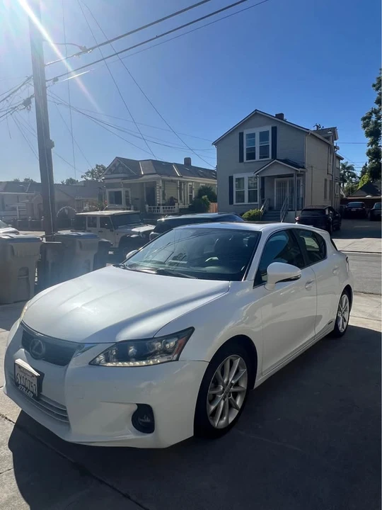 2011 Lexus CT - Image 2 of 10