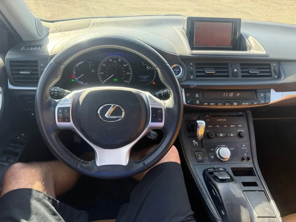2011 Lexus CT - Image 9 of 14
