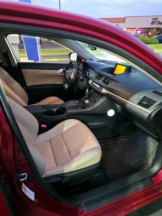 2011 Lexus CT - Image 15 of 20