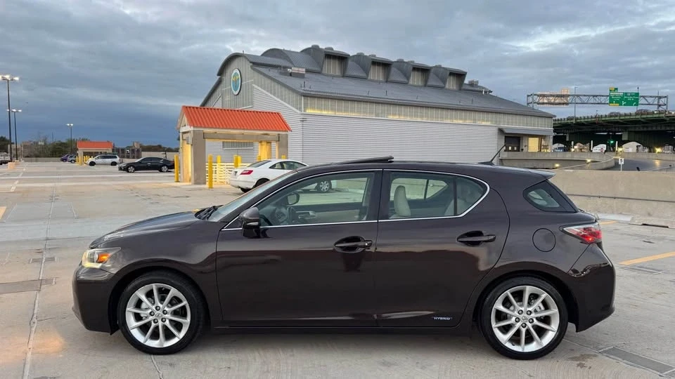 2011 Lexus CT - Image 2 of 15