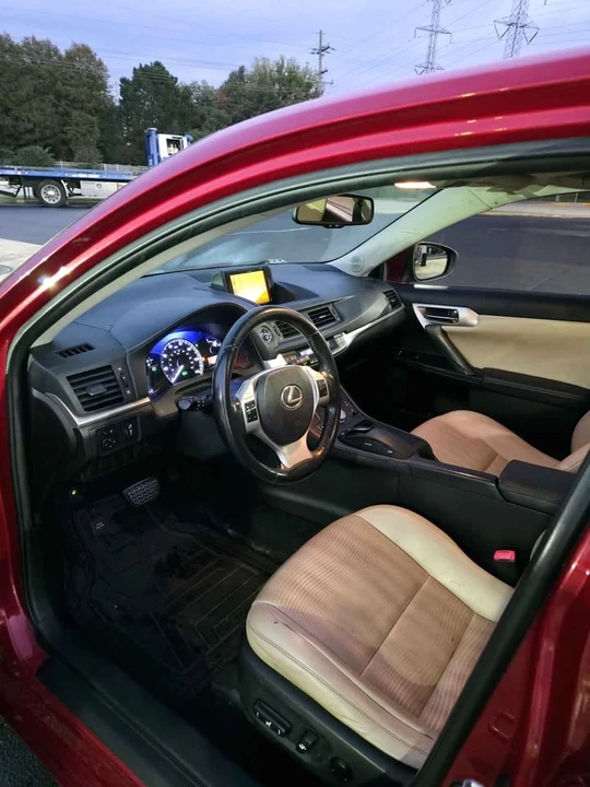 2011 Lexus CT - Image 12 of 20