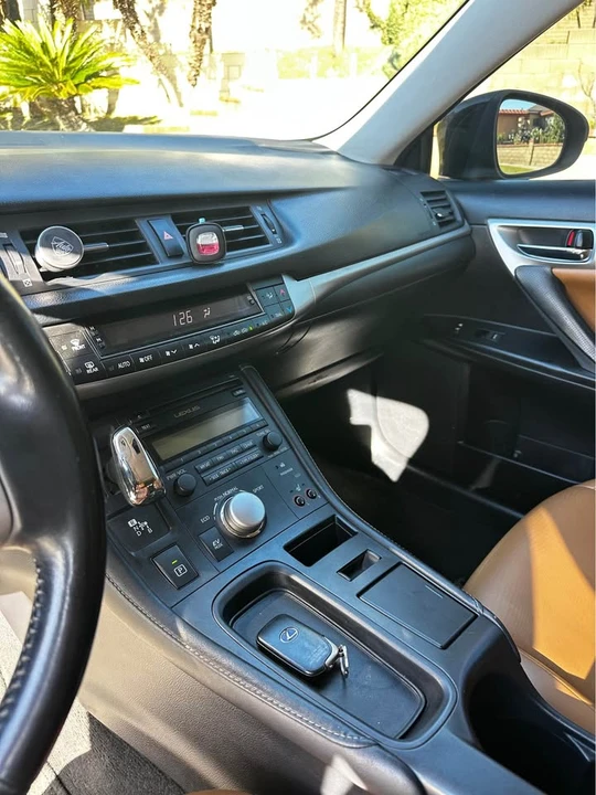 2011 Lexus CT - Image 12 of 15