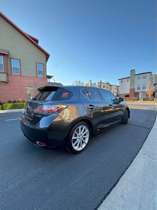 2011 Lexus CT - Image 2 of 10
