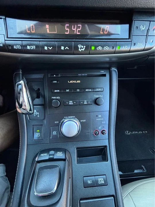 2011 Lexus CT - Image 13 of 16
