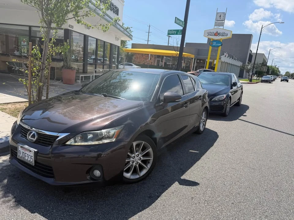 2011 Lexus CT - Image 2 of 7