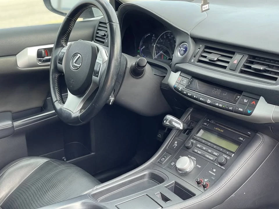2011 Lexus CT - Image 18 of 21