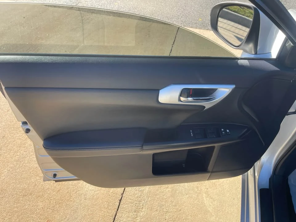 2011 Lexus CT - Image 12 of 18
