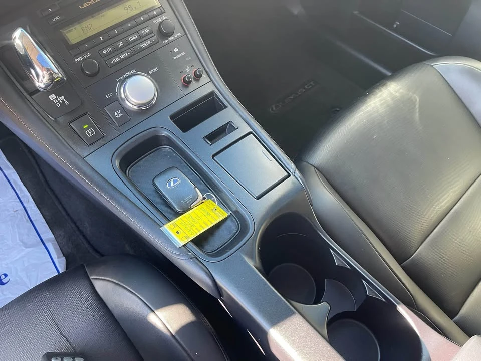 2011 Lexus CT - Image 16 of 18