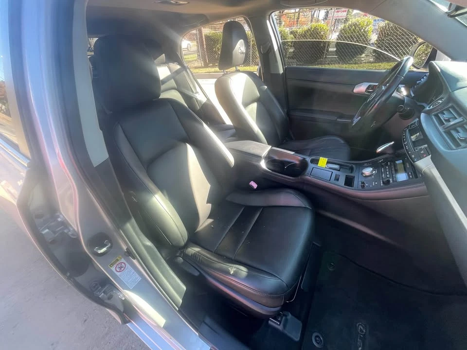 2011 Lexus CT - Image 11 of 18