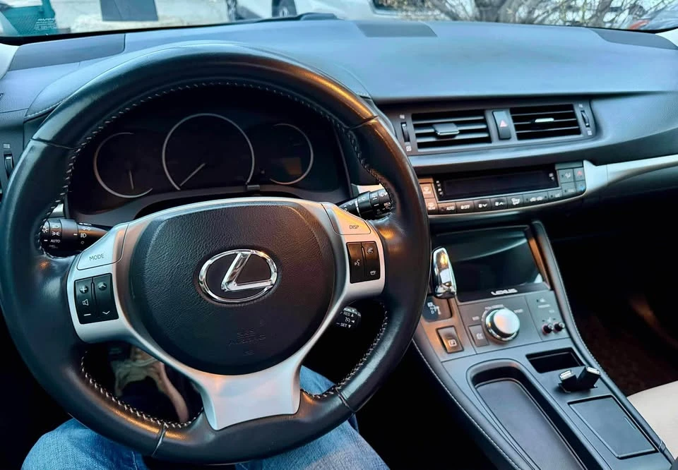 2011 Lexus CT - Image 3 of 8