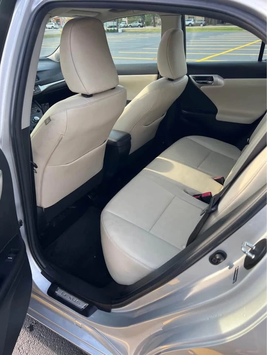 2011 Lexus CT - Image 10 of 19