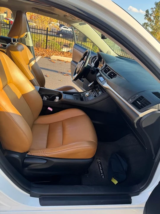 2011 Lexus CT - Image 12 of 18