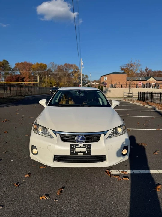 2011 Lexus CT - Image 2 of 18