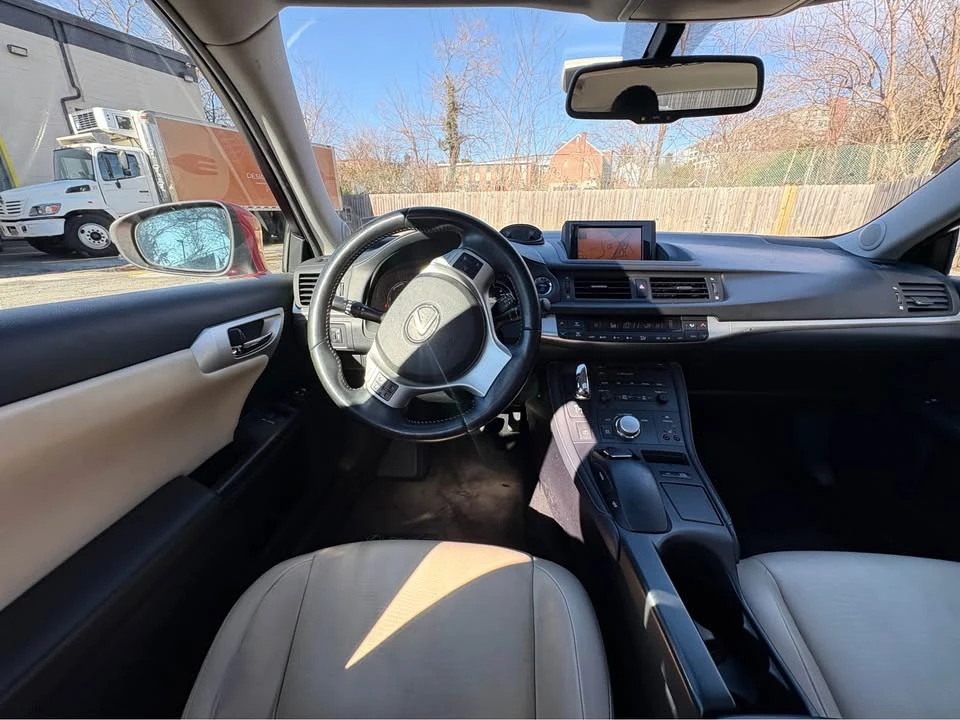 2011 Lexus CT - Image 11 of 17