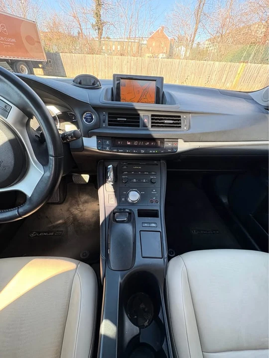 2011 Lexus CT - Image 12 of 17