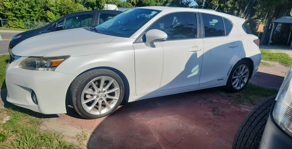2011 Lexus CT - Image 17 of 18