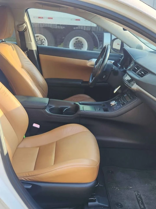 2011 Lexus CT - Image 10 of 18