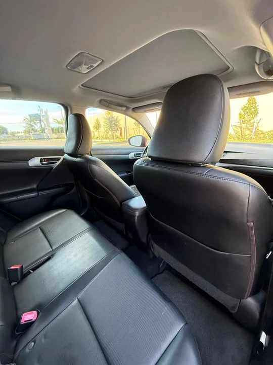 2011 Lexus CT - Image 9 of 14
