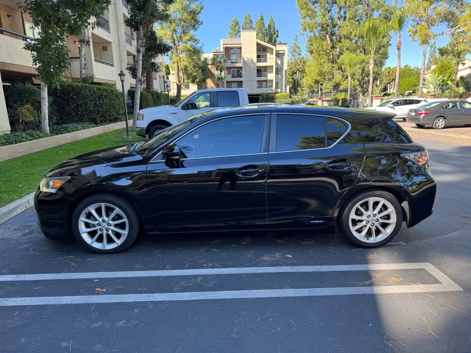 2011 Lexus CT - Image 2 of 15