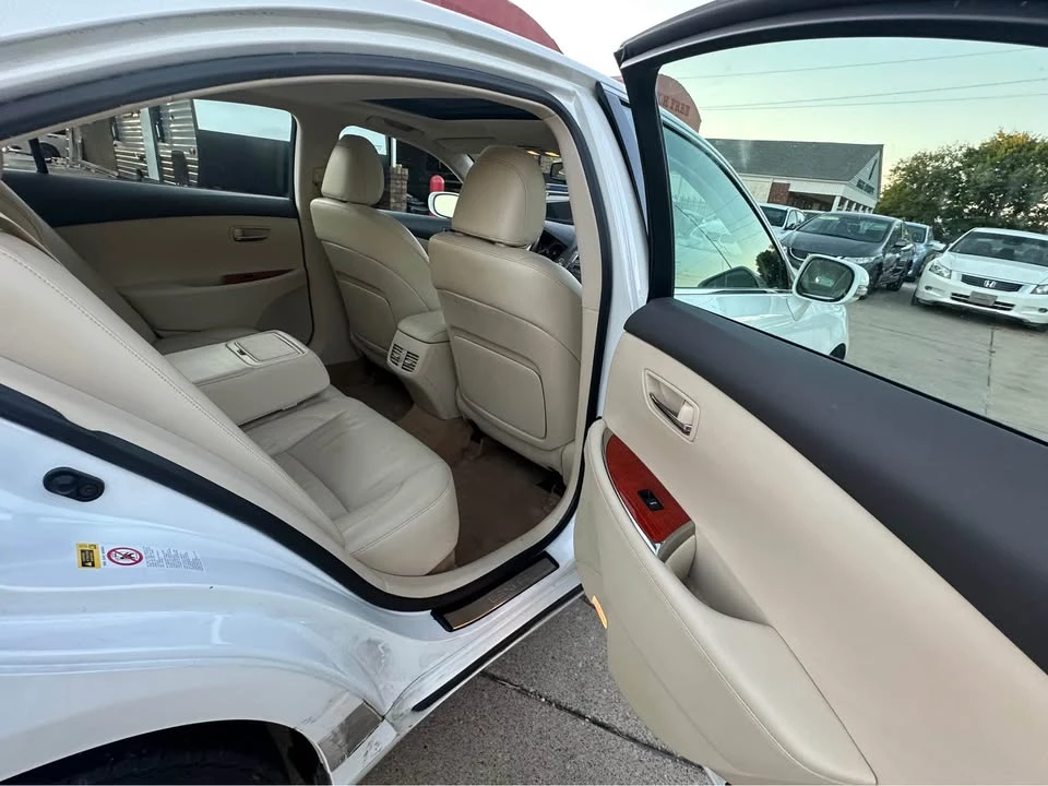 2011 Lexus ES 5th Gen - Image 11 of 16
