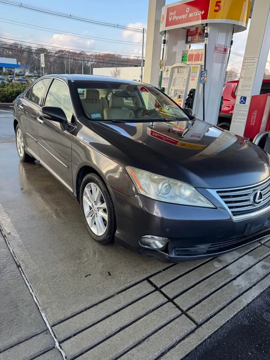 2011 Lexus ES 5th Gen - Image 5 of 8