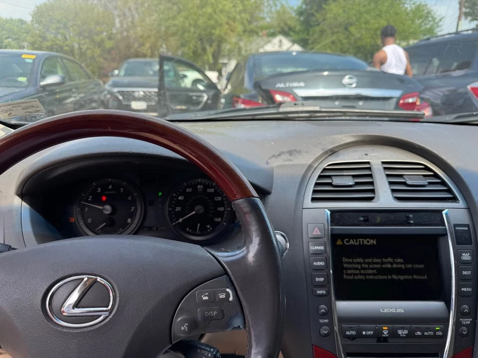 2011 Lexus ES 5th Gen - Image 9 of 12