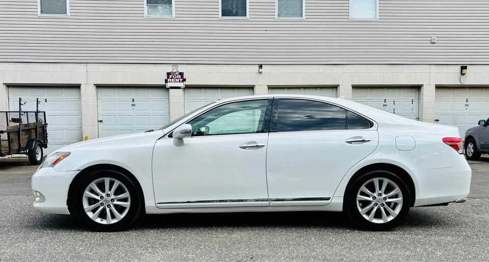 2011 Lexus ES 5th Gen - Image 6 of 17