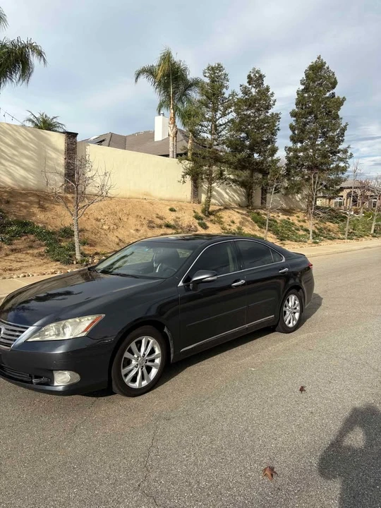 2011 Lexus ES 4th Gen - Image 2 of 10