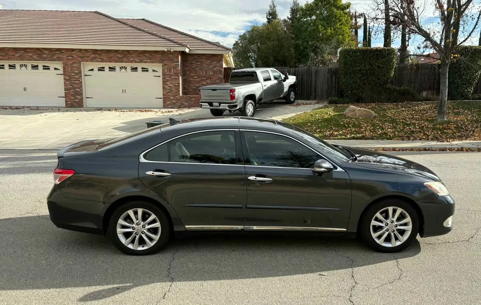 2011 Lexus ES 4th Gen - Image 5 of 10