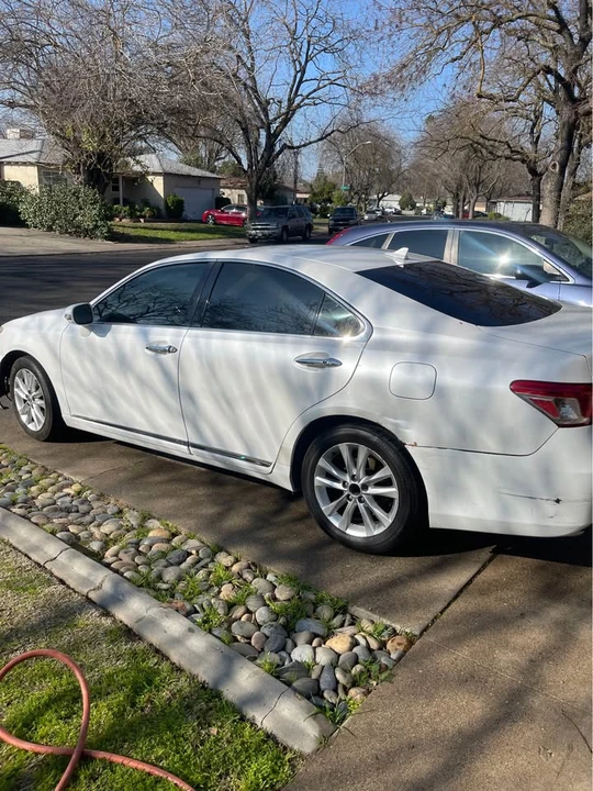2011 Lexus ES 5th Gen - Image 3 of 4
