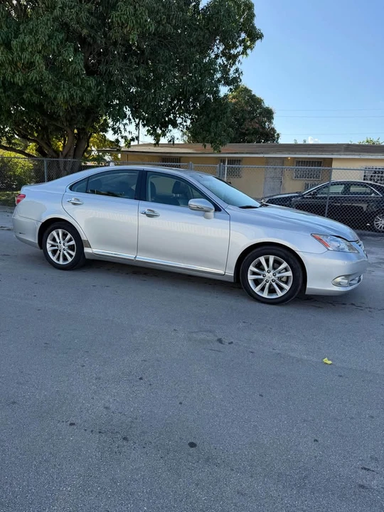 2011 Lexus ES 5th Gen - Image 5 of 12